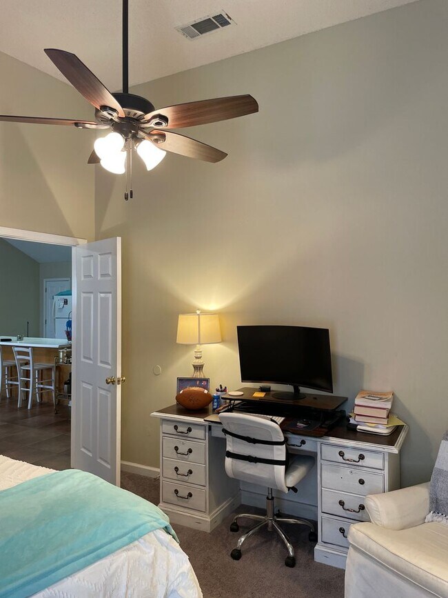 Building Photo - 2 BR 2 BA Fenced Yard