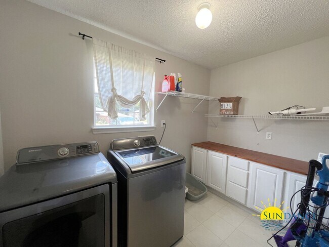 Building Photo - Spacious 3-Bedroom Home with Solar Panels & Lawn Maintenance Included in South Crestview