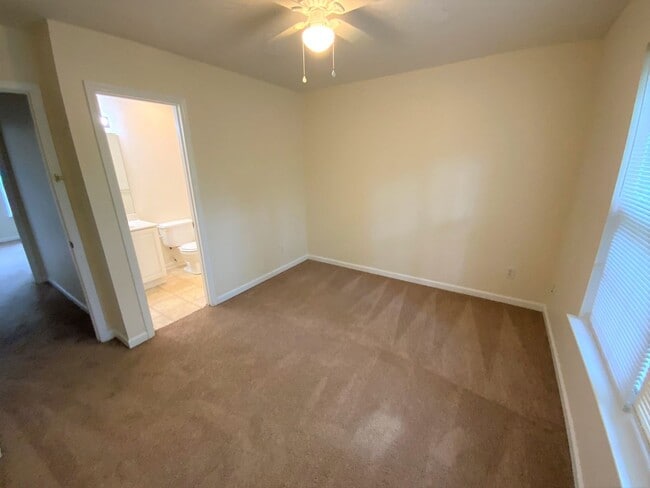 Building Photo - Updated 2 bedroom in fantastic location near Duke Med Center, on busline & convenient to many loc...