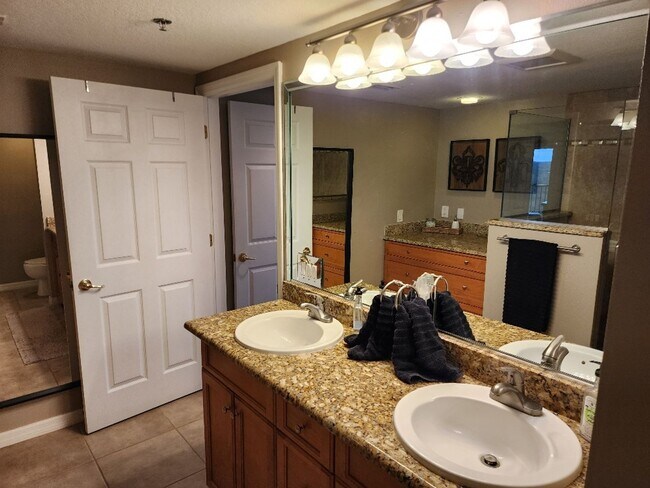 Building Photo - Beautiful Ocean Walk Condo Available April...