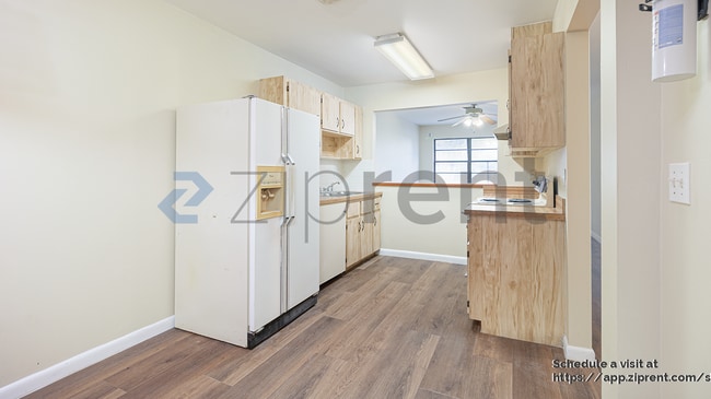 Building Photo - 604 Roselyn Ave