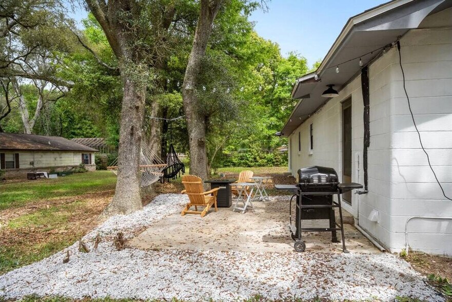 Building Photo - 2001 N 61st Ave