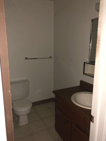 Building Photo - 44 Royal Crest Dr