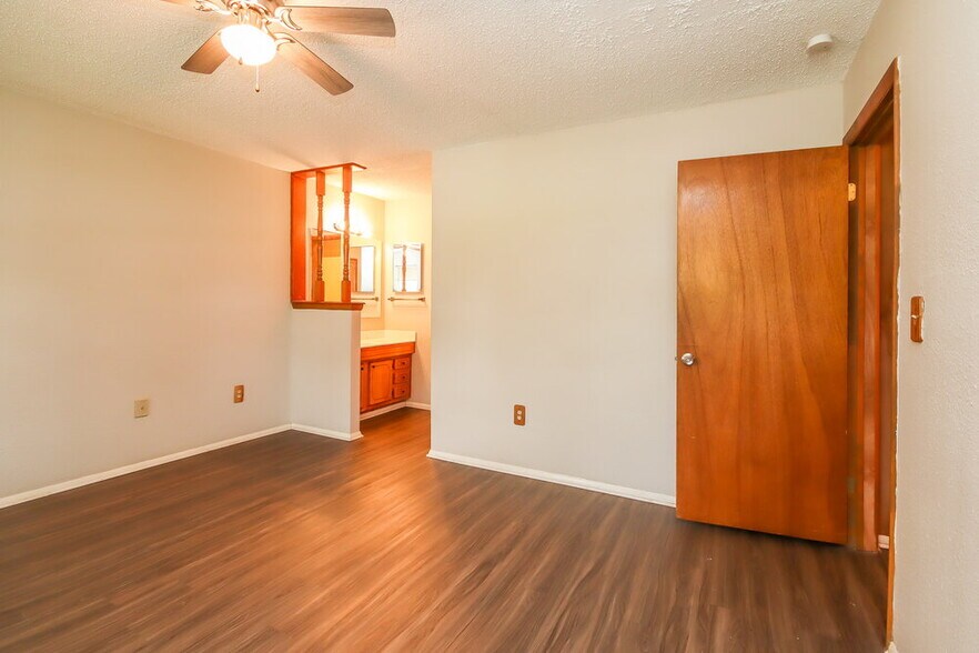 Building Photo - 901 Westmont Dr