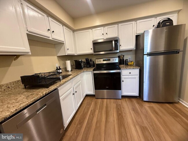 Building Photo - 180 Valley Stream Cir