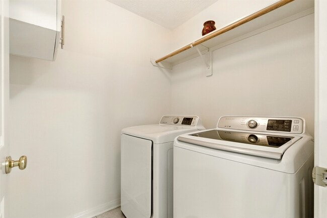 Building Photo - 2119 Hannover Way