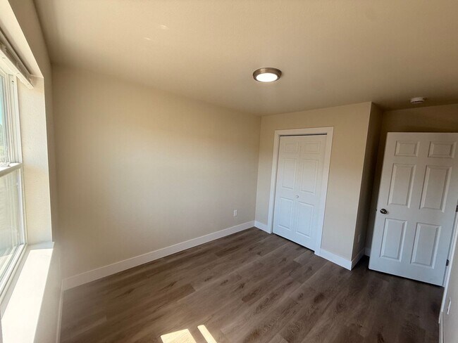 Building Photo - 3040 Bennington Pl