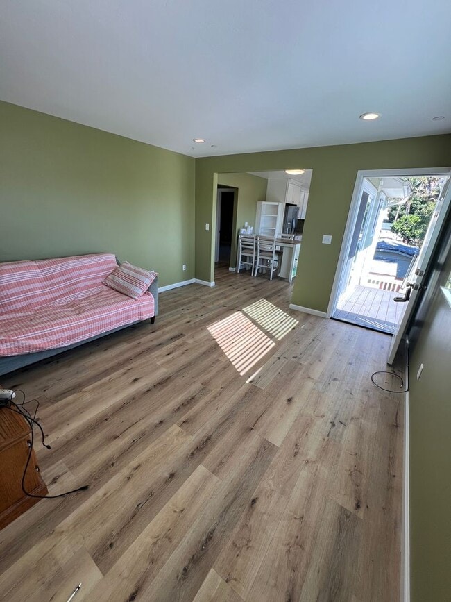 Building Photo - 103 S Santa Rosa St