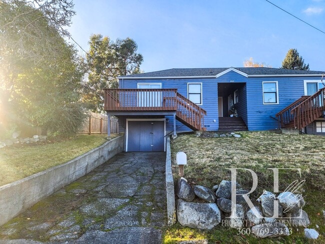 Building Photo - Cozy 1BR Duplex in Manette with Garage & Water Views