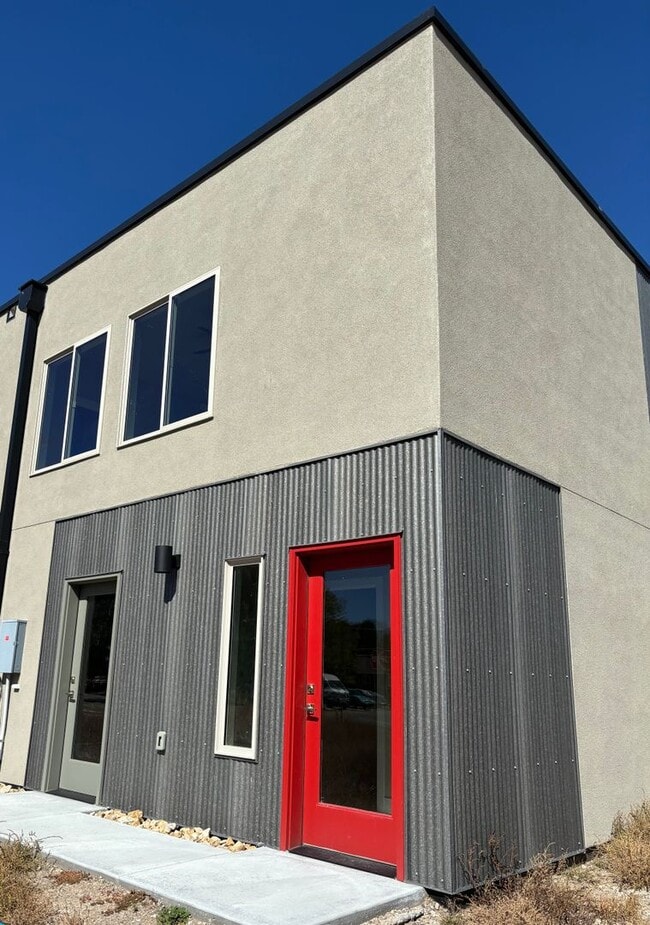 Building Photo - Open Spaced Apartment