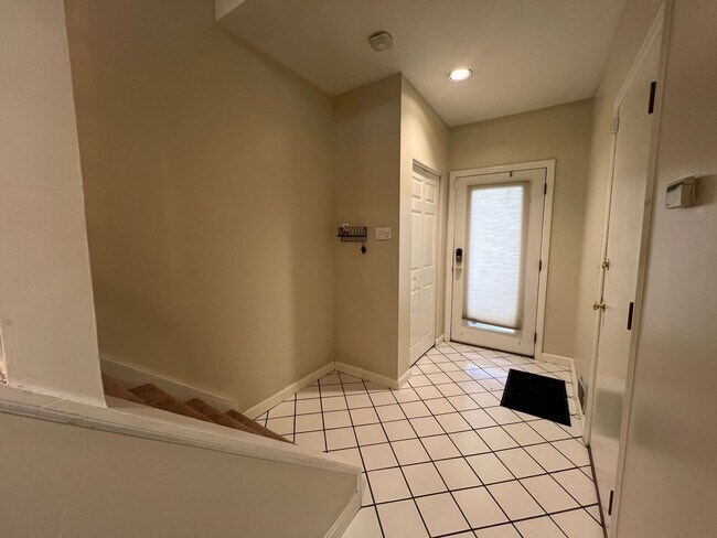 Building Photo - Beautiful 3 Bed/ 3 Bath Townhome in Privat...