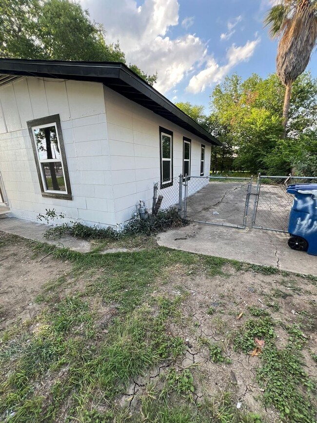 Building Photo - Charming 3-Bed Home with Great Transit, Sc...