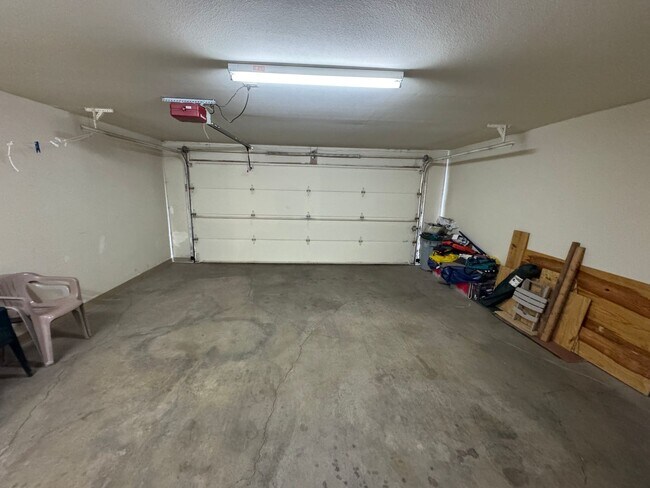 Building Photo - 2BR Bedroom 2BA "Split Level Condo and is ...