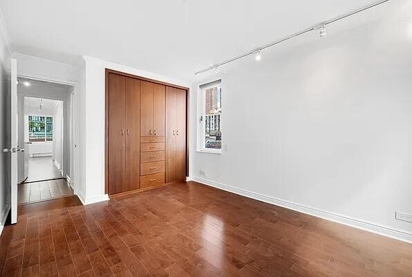 Building Photo - 275 Greenwich St