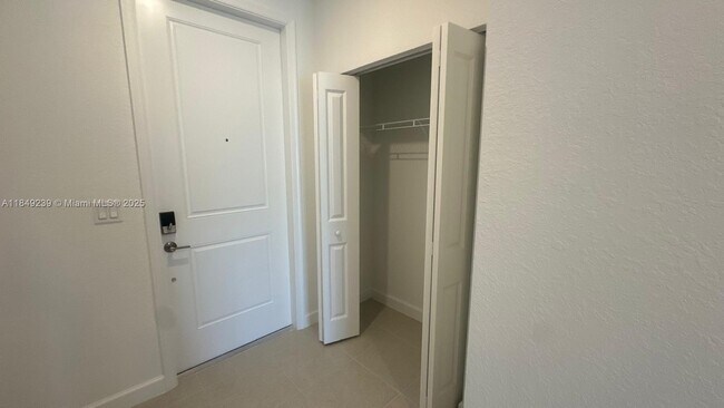 Building Photo - 553 Rivergrass St