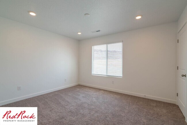 Building Photo - 3316 E Elkhorn Ln
