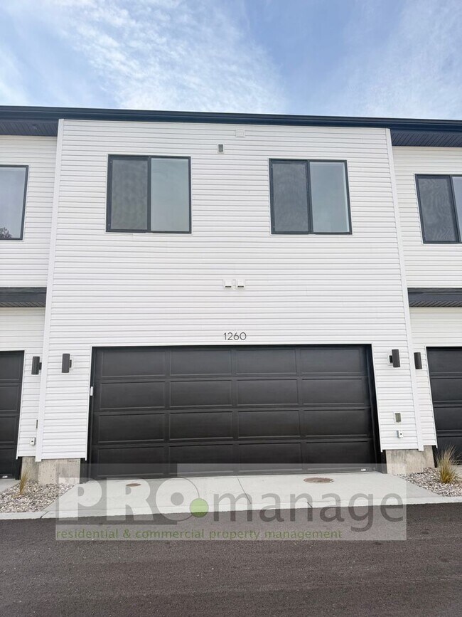 Building Photo - Gorgeous *NEW* Townhouse on the west side