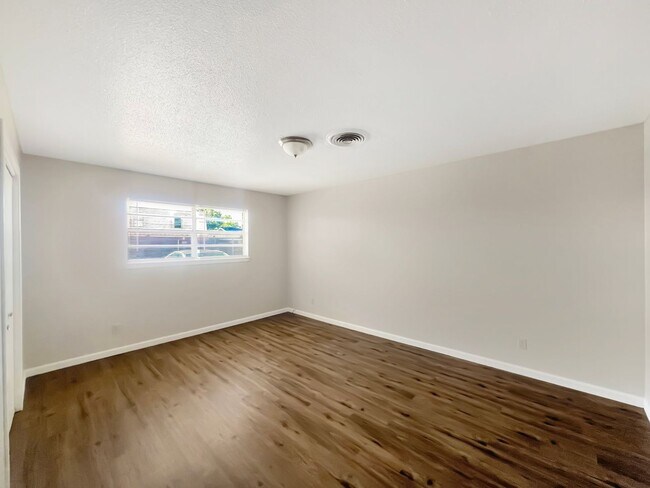 Building Photo - 519-521 East Sunset Circle