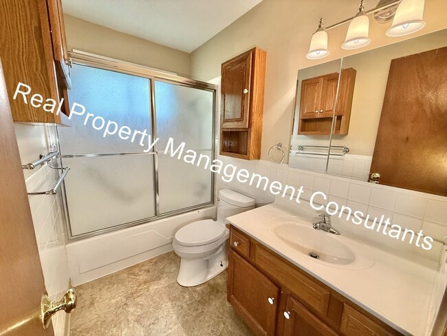 Building Photo - 2 Bedroom, 1.5 Bath Now Available!