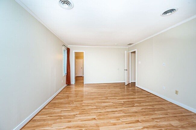 Building Photo - Exceptional Contemporary Features Privacy and a Scenic Back Yard.