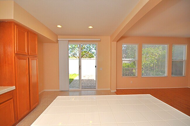 Building Photo - Spacious 5 Bedroom Family Home in Rancho del Oro!