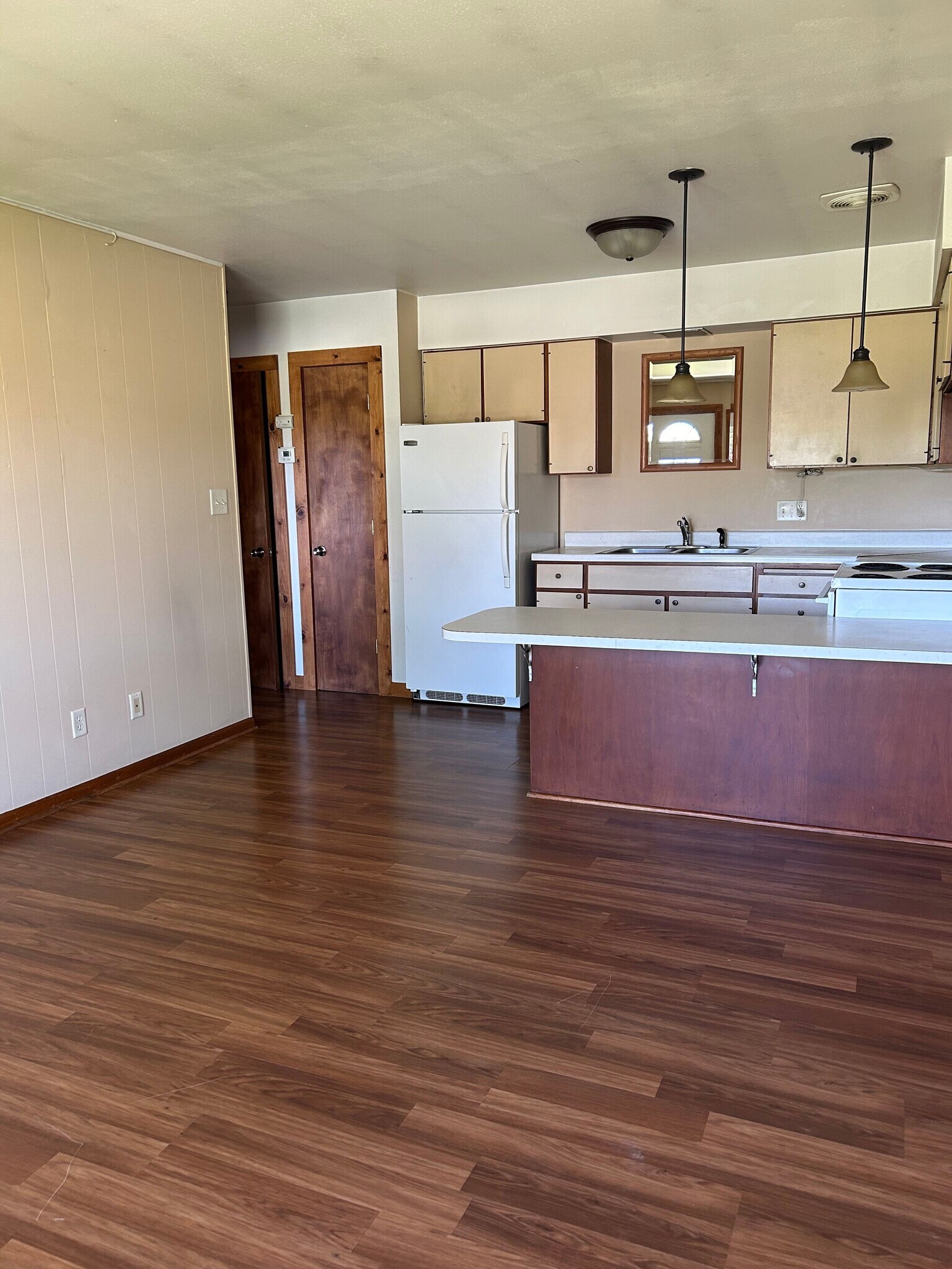 Building Photo - 608 19th Ave W