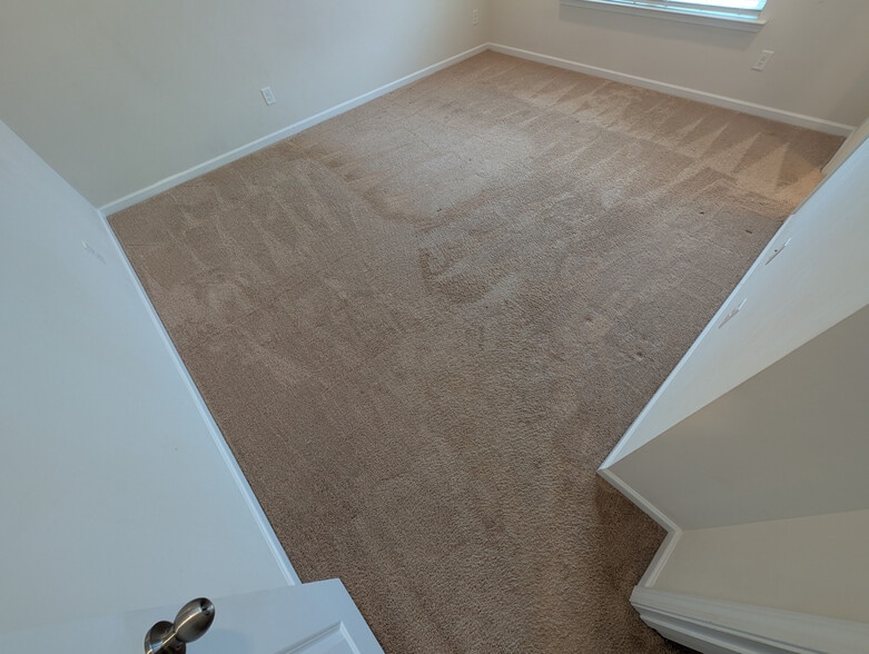 Building Photo - Room in House on Eastcott Ave