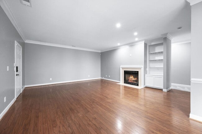 Building Photo - Charming 2BR/2BA condo in Green Hills!