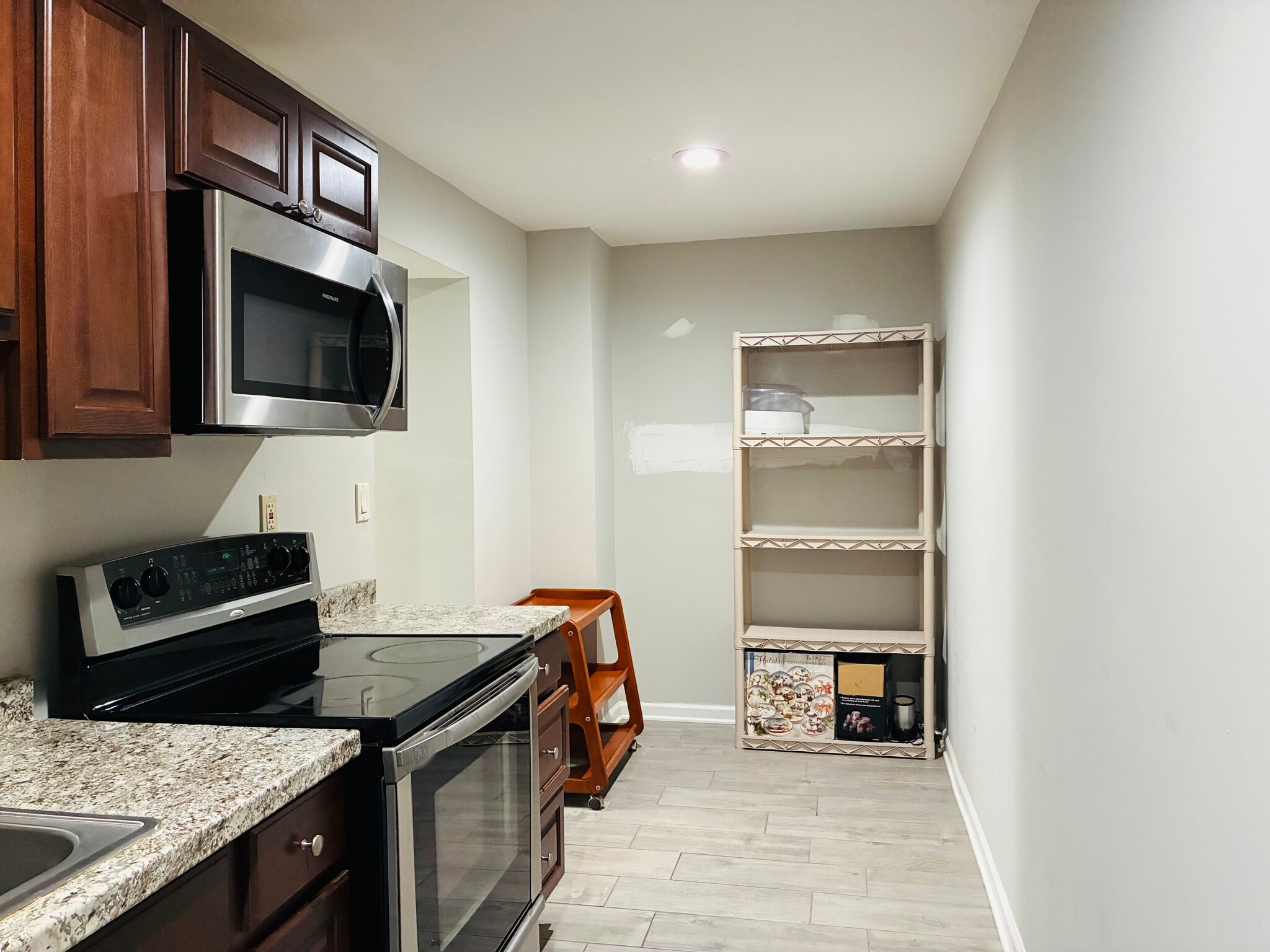 Kitchen - 5112 Hollywood Rd