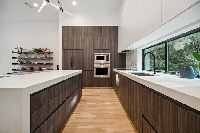 Building Photo - 711 Memorial Heights Dr