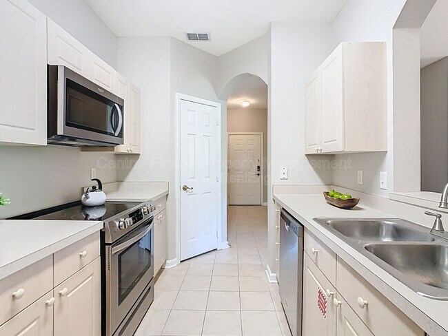 Building Photo - 2300 Silver Palm Dr