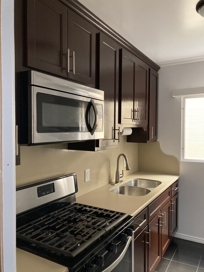 Building Photo - 1900 Grace Ave