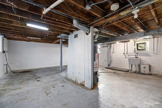 Building Photo - 16118 Woodlawn W Ave