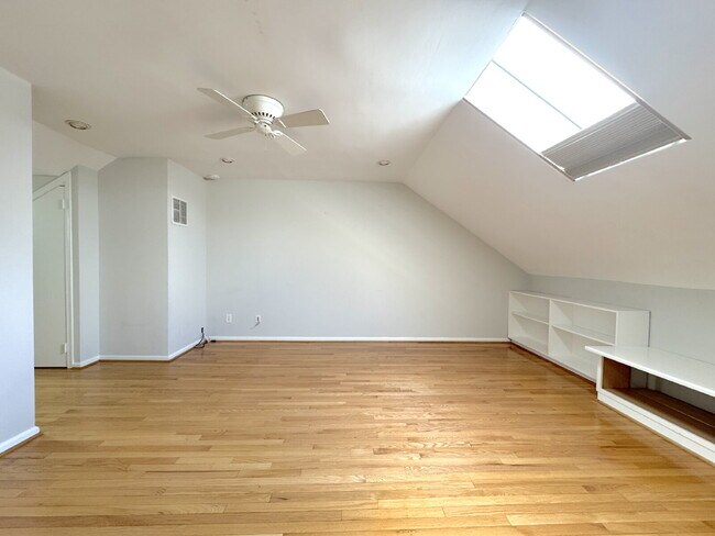 Building Photo - Premier Del Ray Townhome: Steps from The Avenue