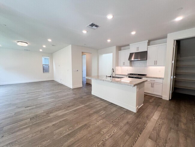 Building Photo - Newer Spacious 5 Bedroom Home Located in C...