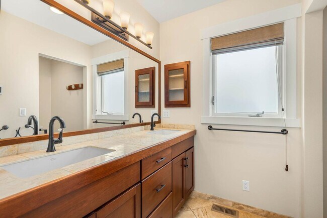 Building Photo - Charming Ravenna home with 5 bedrooms, 4 b...