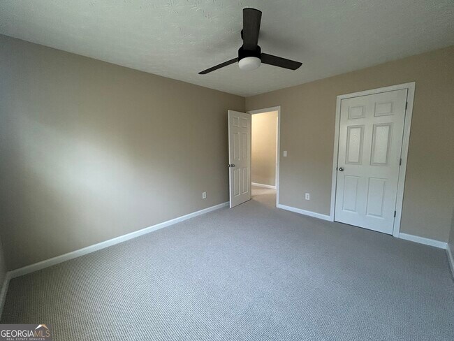 Building Photo - 2405 Village Green Dr