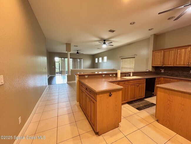 Building Photo - 1215 Clubhouse Dr