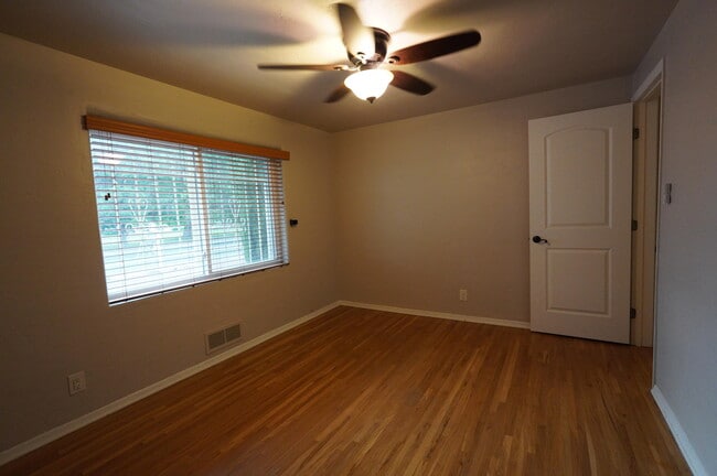 Building Photo - 2806 San Pedro Dr NE