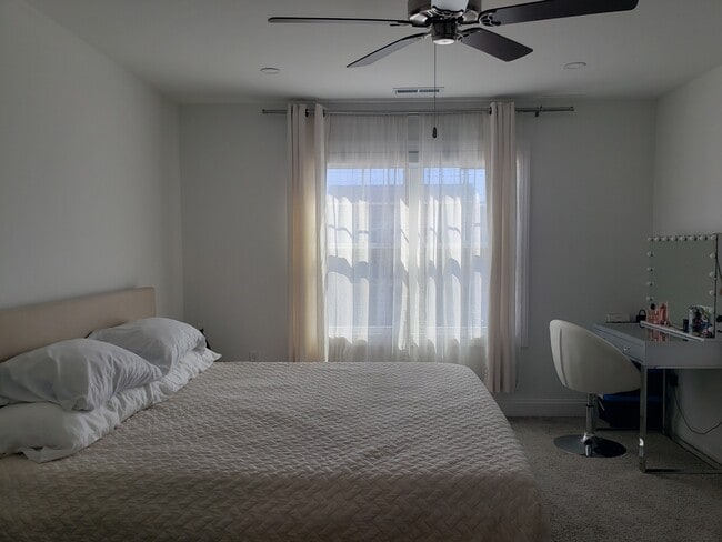 Building Photo - 500 Burgundy Dr