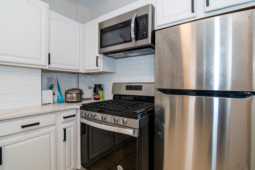 Building Photo - 462 Park Dr