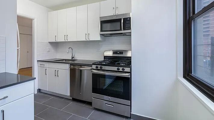 Building Photo - 240 E 27th St