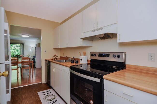 Building Photo - 609 Watersedge Dr