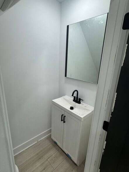 Building Photo - 807 S 57th St