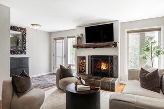 Building Photo - 377 Pearl St