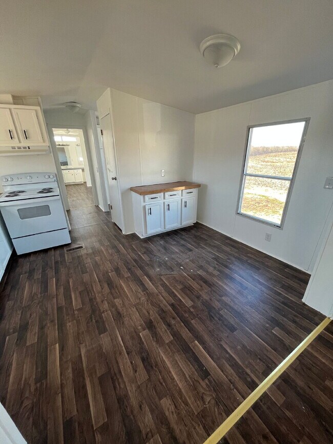 Building Photo - 2 Bedroom, 2 Bathroom Singlewide in Shady Creek Mobile Estates *LAWN CARE INCLUDED* Pikeville sch...