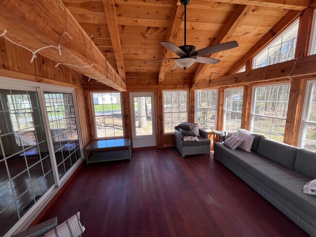 Building Photo - 33 Meadowbrook Dr