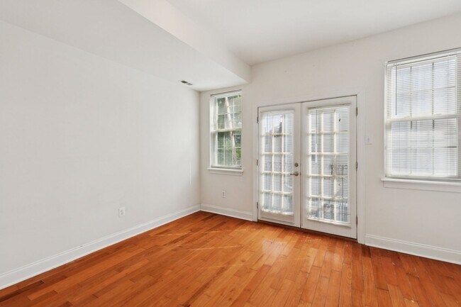 Building Photo - Beautiful 3 bedroom house with Private bac...