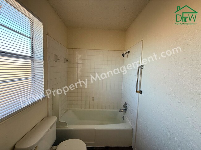 Building Photo - 1021 Pleasant Valley Ln