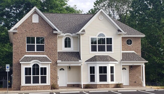 Building Photo - 837 Murray Dr